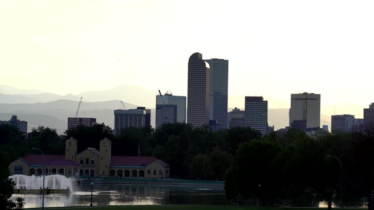 Horizonte de Denver visto do City Park ao pôr do sol.