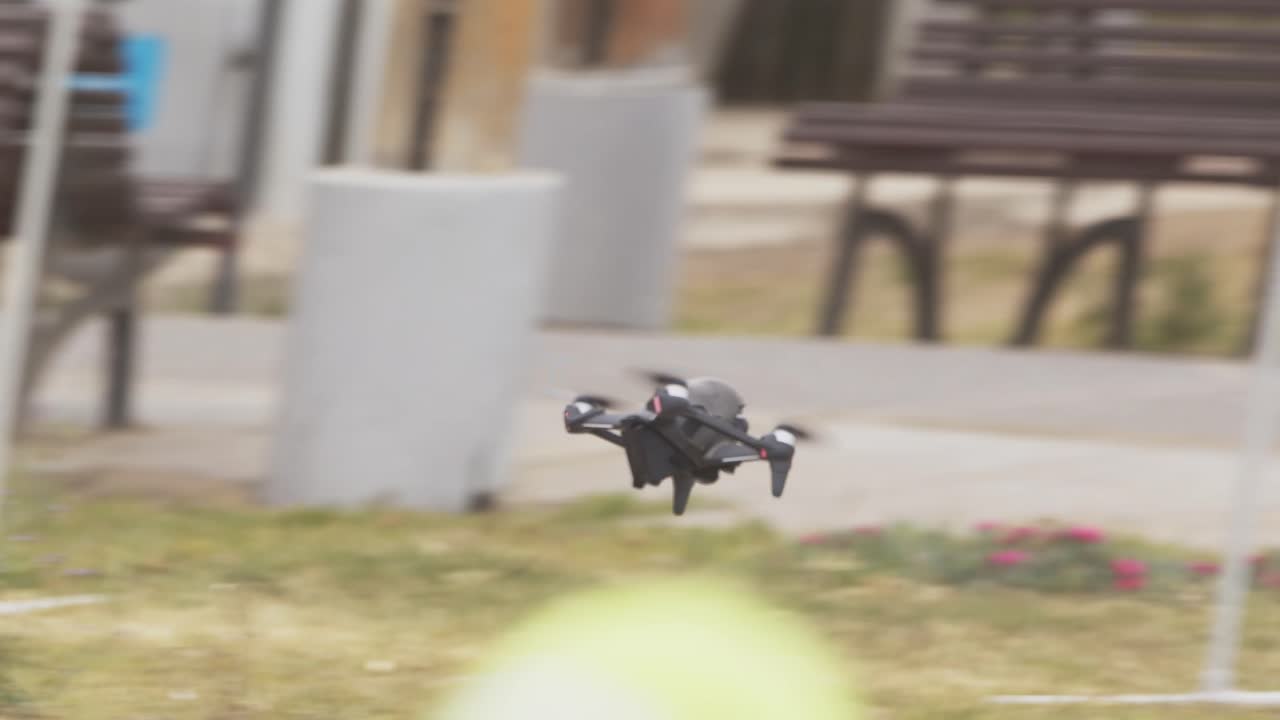 dji fpv 드론이 가로질러 이동하고 움직임이 제어되는 추적 샷