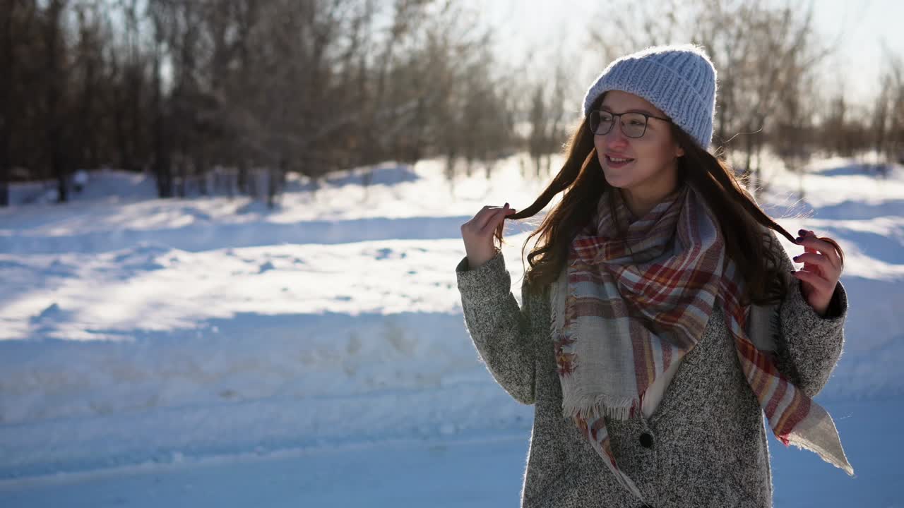 una mujer disfrutando de un día de invierno.