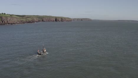 Antena:-Motores-De-Barcos-De-Pesca-Solitarios-A-Lo-Largo-De-Los-Acantilados-Costeros-De-Irlanda