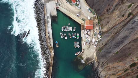 Puerto-Deportivo-De-La-Playa-De-Arrifana-Con-Barrera-De-Malecón,-Vista-Aérea-Inclinada-Hacia-Abajo