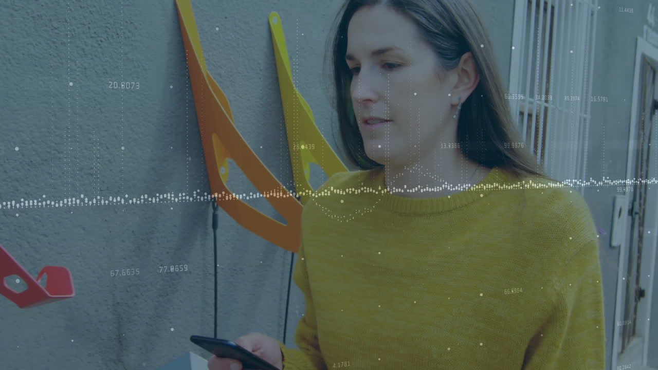 múltiples números cambiantes y gráficos estadísticos contra mujeres caucásicas que usan teléfonos inteligentes