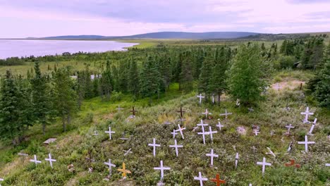 cementerio de koyuk en alaska con la entrada de koyuk en el fondo