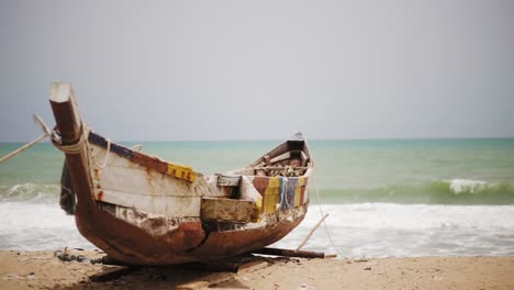 un solo barco de pesca de madera amarrado en la orilla frente al océano atlántico