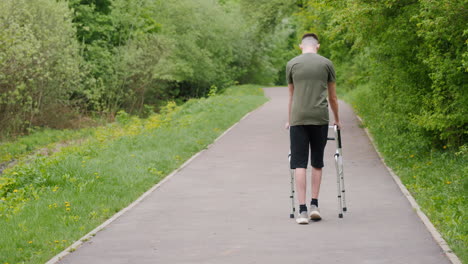 adolescente usando un andador en un parque