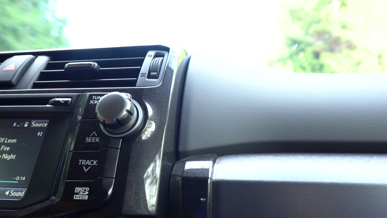 conduciendo en un coche tiro bajo pov