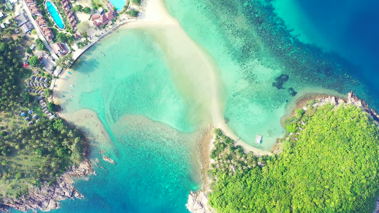 태국 코팡안에 있는 청록색 석호 앞에 아름다운 방갈로와 수영장이 있는 파라다이스 휴가 리조트