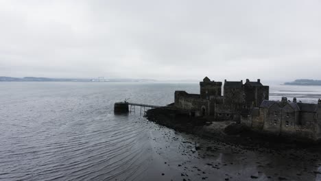 Toma-De-Drones-Del-Castillo-De-Blackness,-Lugar-De-Rodaje-De-Outlander-En-La-Costa-De-Escocia