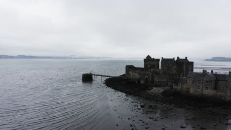 tomada de avión no tripulado del castillo de la oscuridad, sitio de filmación de outlander en la costa de escocia