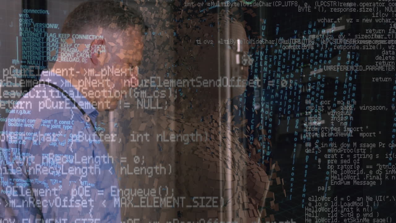 animación del procesamiento de datos sobre técnico informático masculino caucásico y servidores informáticos