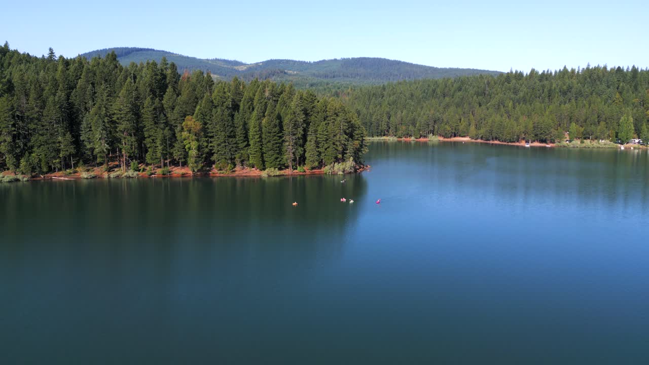 вид с воздуха на друзей, катающихся на каяках по ивовому озеру в южном орегоне с удивительными пейзажами