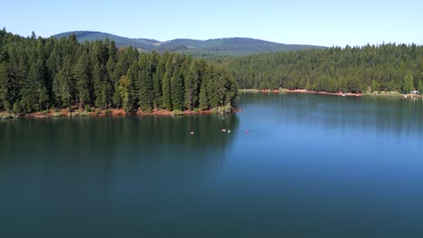 Vista-Aérea-De-Amigos-Haciendo-Kayak-En-El-Lago-Willow-En-El-Sur-De-Oregon-Con-Paisajes-Asombrosos