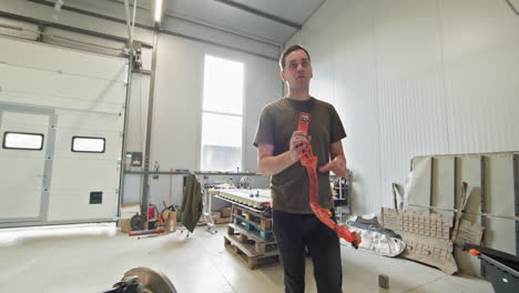 reparación de vehículos eléctricos en un taller