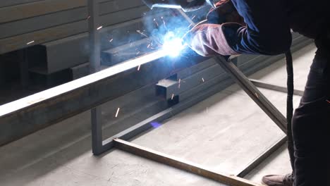 soldadura, el trabajador está soldando, los humos de soldadura y la luz