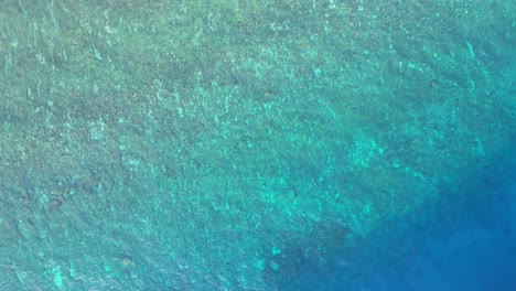Blaues-Indonesisches-Lagunenwasser-Schwappt-Gegen-Die-Küste