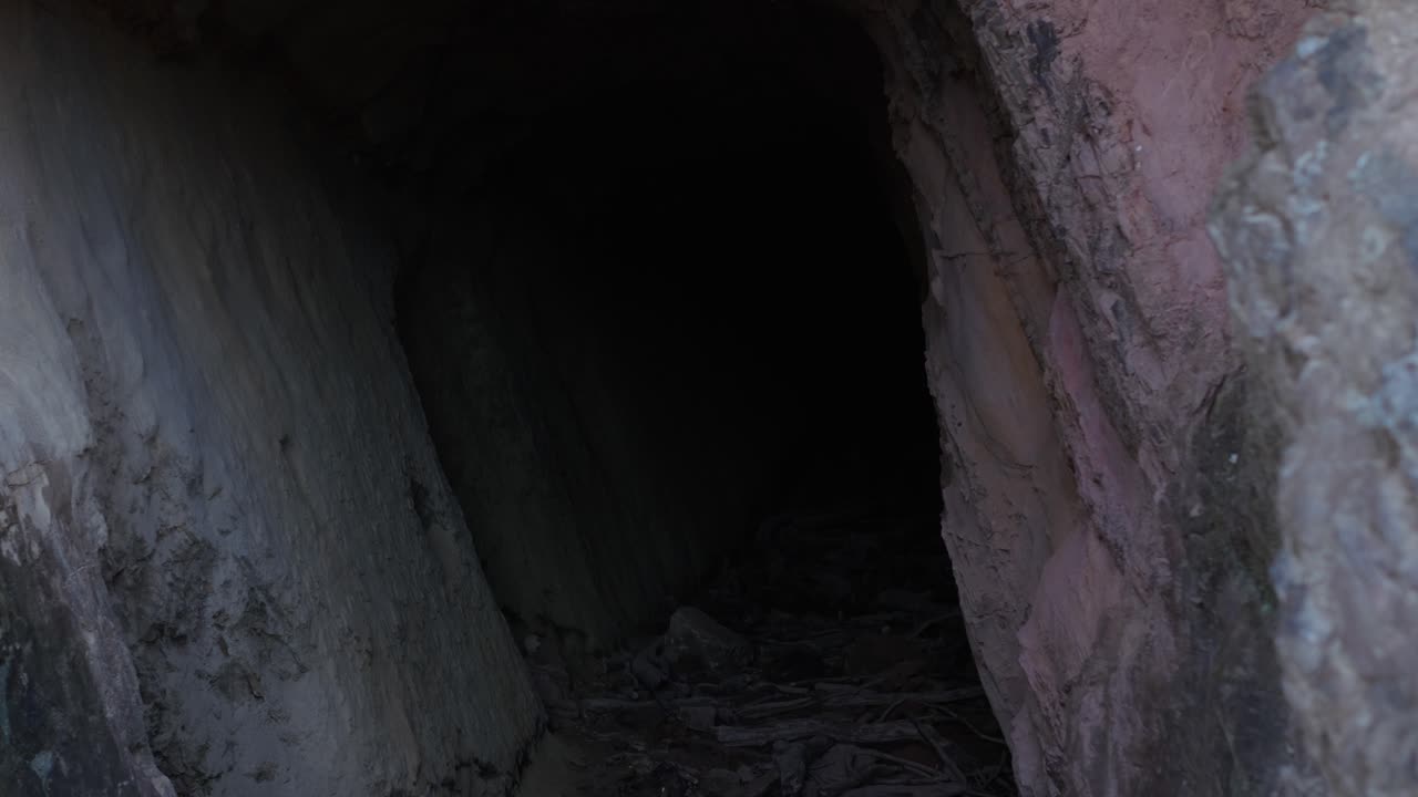 Esplora l'inquietante ingresso di una storica galleria mineraria a Warrandyte, Melbourne. L'apertura cavernosa con pareti di pietra strutturate evoca mistero sotto la luce naturale, priva di presenza umana