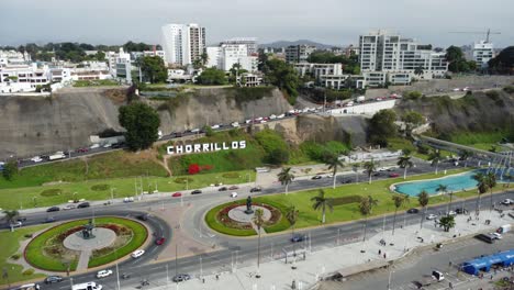 autopista costera con muchos coches conduciendo