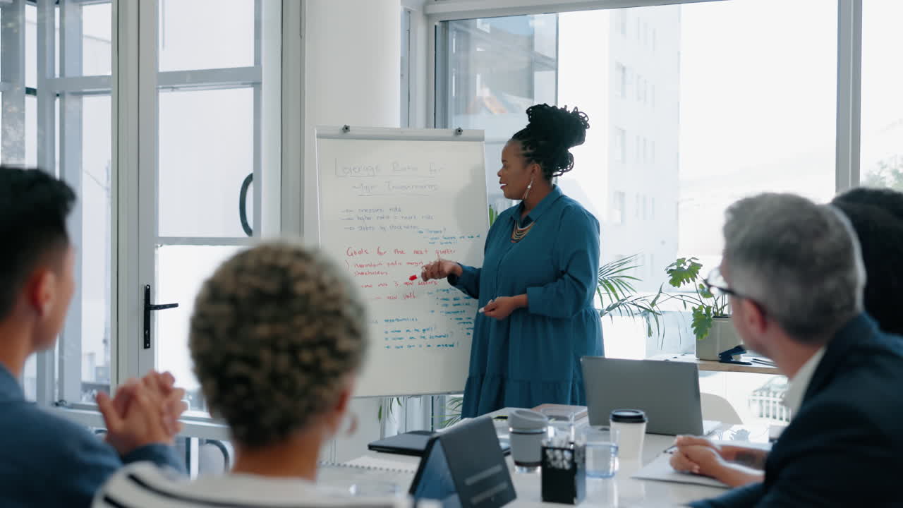 presentación, pizarra blanca y mujer de negocios