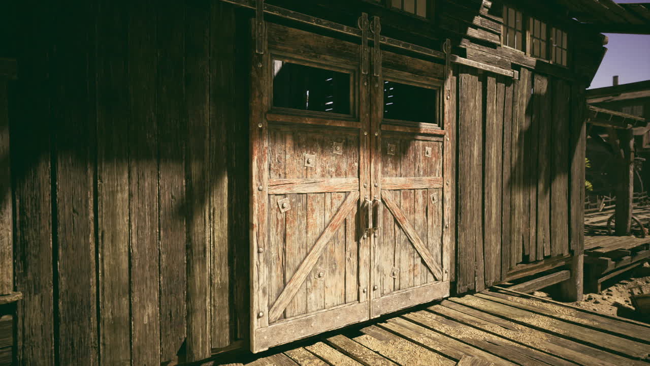 Antico portone in legno con ombre, ingresso in legno consumato sotto la luce intensa del sole