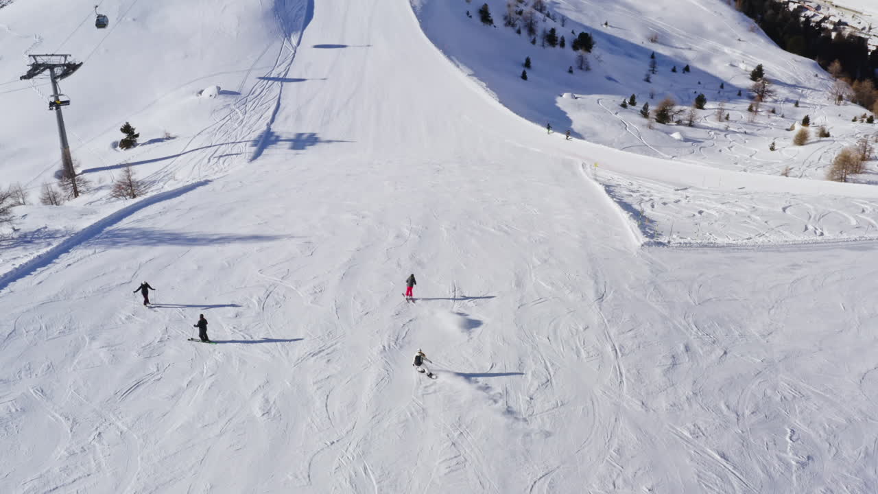 슬로프를 내려오는 스키어들의 공중 샷