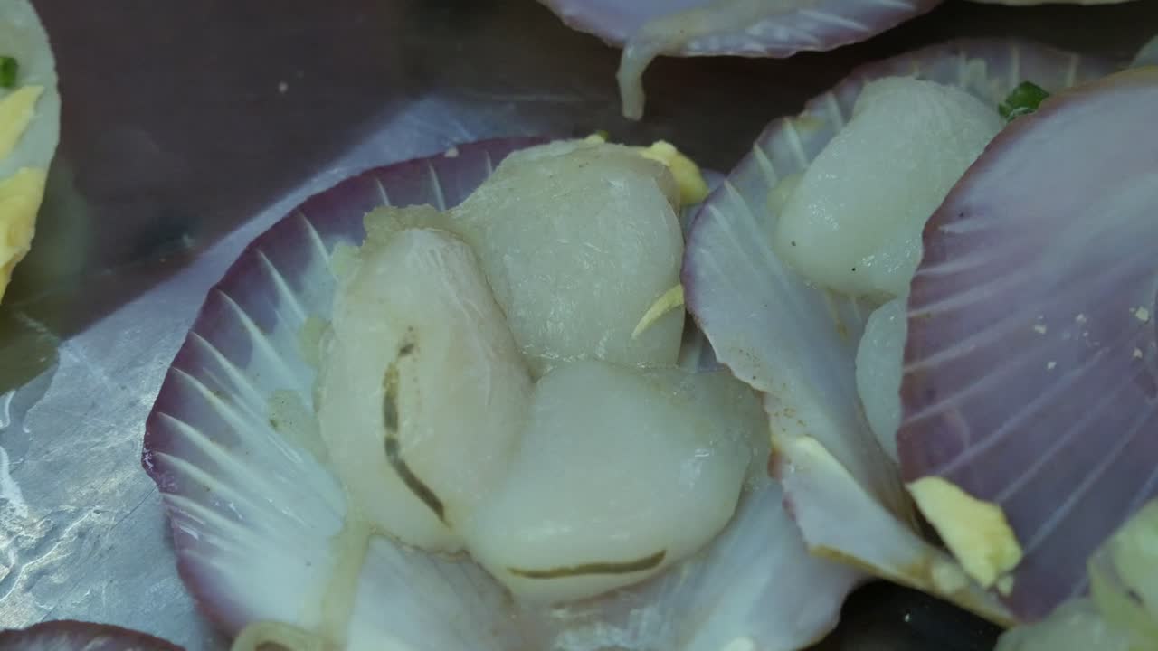 vieiras con cebolla de primavera y queso listas para cocinar en el puesto de comida de mariscos de tailandia