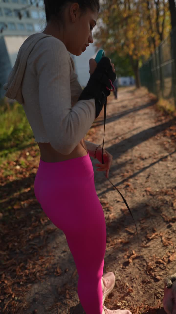 mujer caminando en el parque
