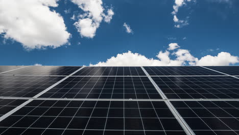 Las-Nubes-Flotan-Rápidamente-Sobre-Los-Paneles-De-La-Planta-De-Energía-Solar-1