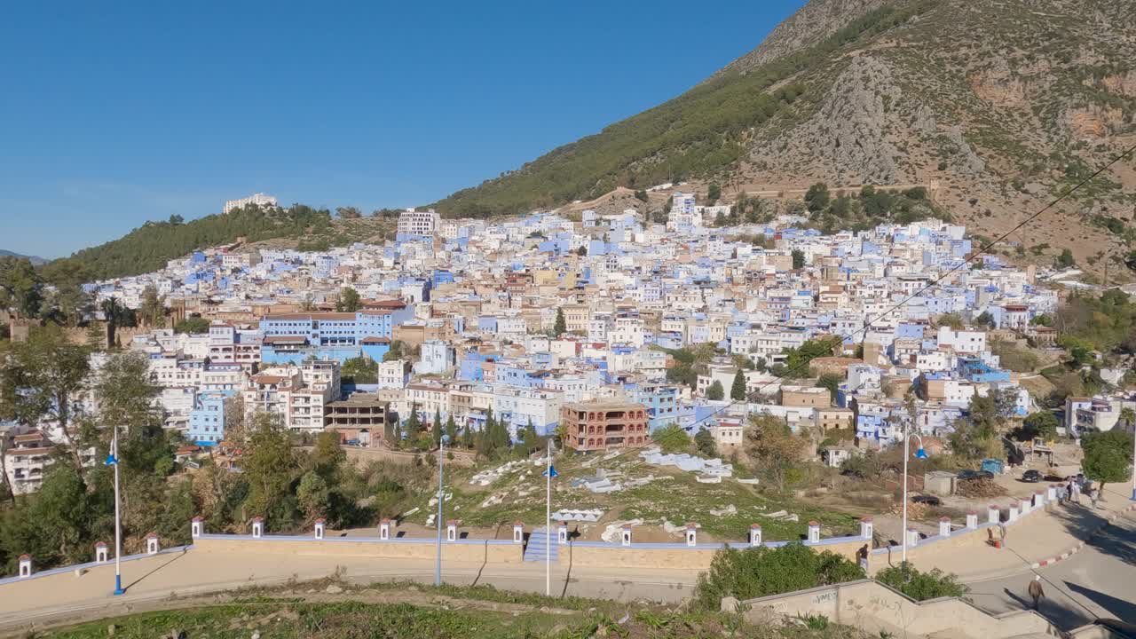 panorámica sobre la ciudad azul de chefchaouen en las montañas rif de marruecos