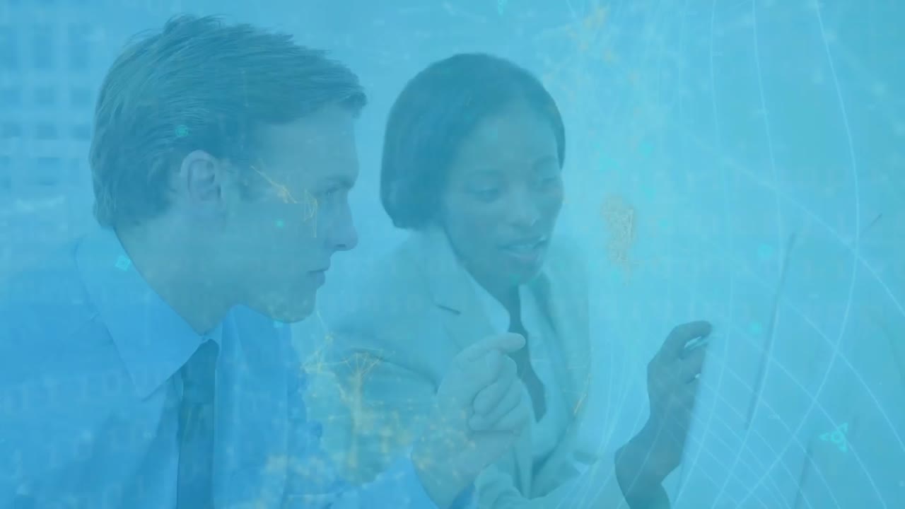 다양한 사업가와 사업가 여성이 계획을 논의하는 데이터 처리의 애니메이션