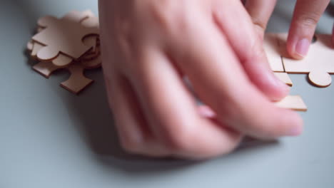primer plano de la mano de la mujer que conecta el rompecabezas, las soluciones empresariales, el éxito y el concepto de estrategia