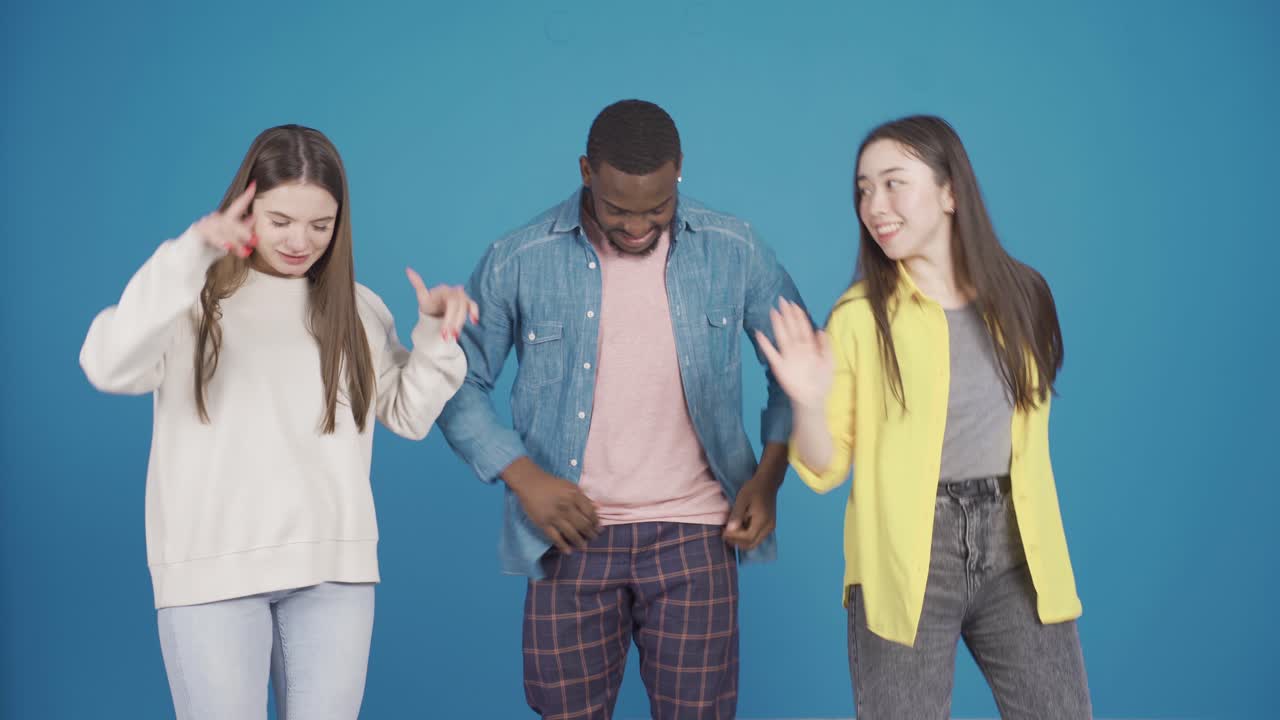 즐겁고 재미있는 다민족 친구들이 함께 즐기고 춤을 추고 있습니다.