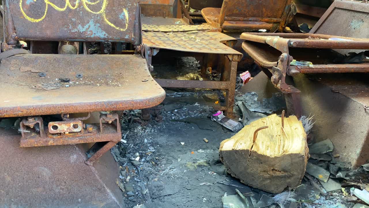 우크라이나 키예프의 미하일리프스카 광장에 있는 대형 전차 안에서 완전히 불타 파괴된 차량, 러시아로부터 포탄에 맞은 차량, 우크라이나 전쟁, 폭발 피해, 4k 총격