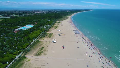 włochy, plaża morza adriatyckiego, odpoczynek na morzu w pobliżu wenecji, loty dronów fpv.