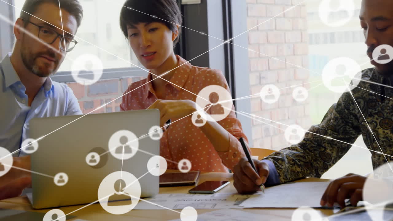 사무실에서 대화하는 다양한 동료들에 대한 아이콘과 연결 네트워크의 애니메이션