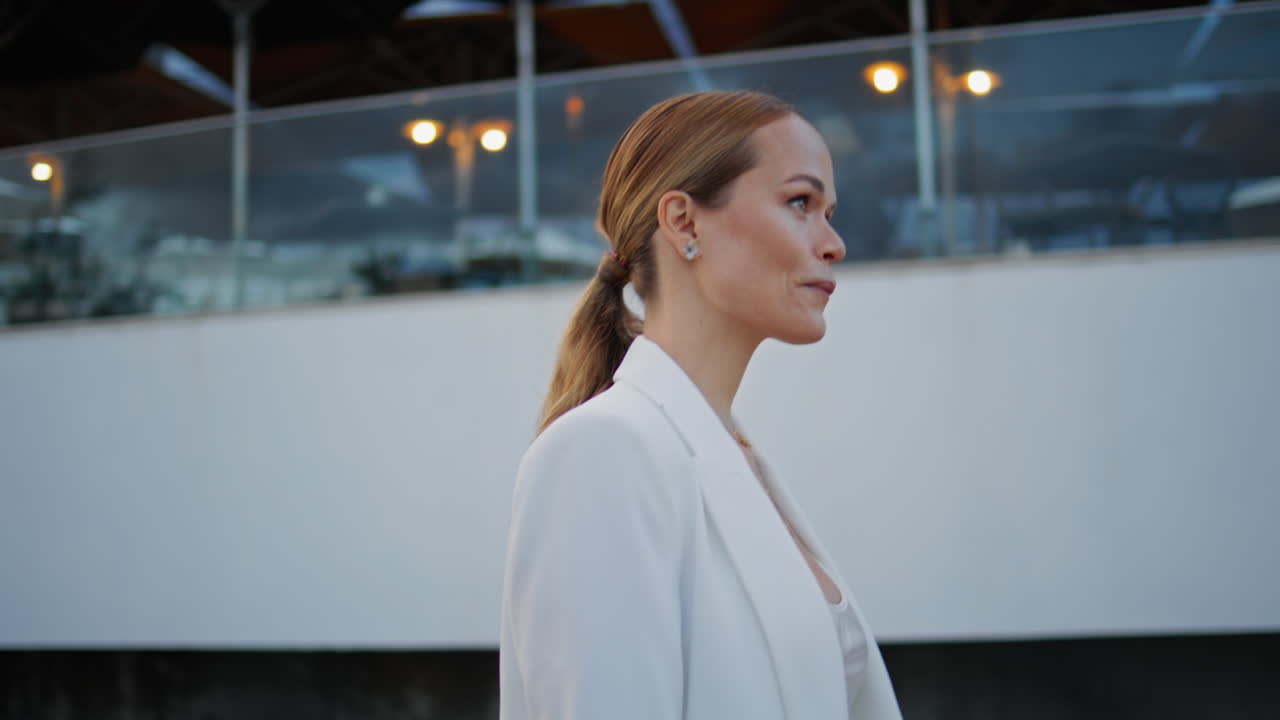 웃는 클로즈업으로 도시를 돌아다니는 아름다운 여성 카메라. 걸어가는 여인