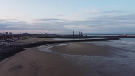 Filmantenne-Bei-Sonnenaufgang-Am-Strand-Von-Port-Talbot-Mit-Stahlwerken