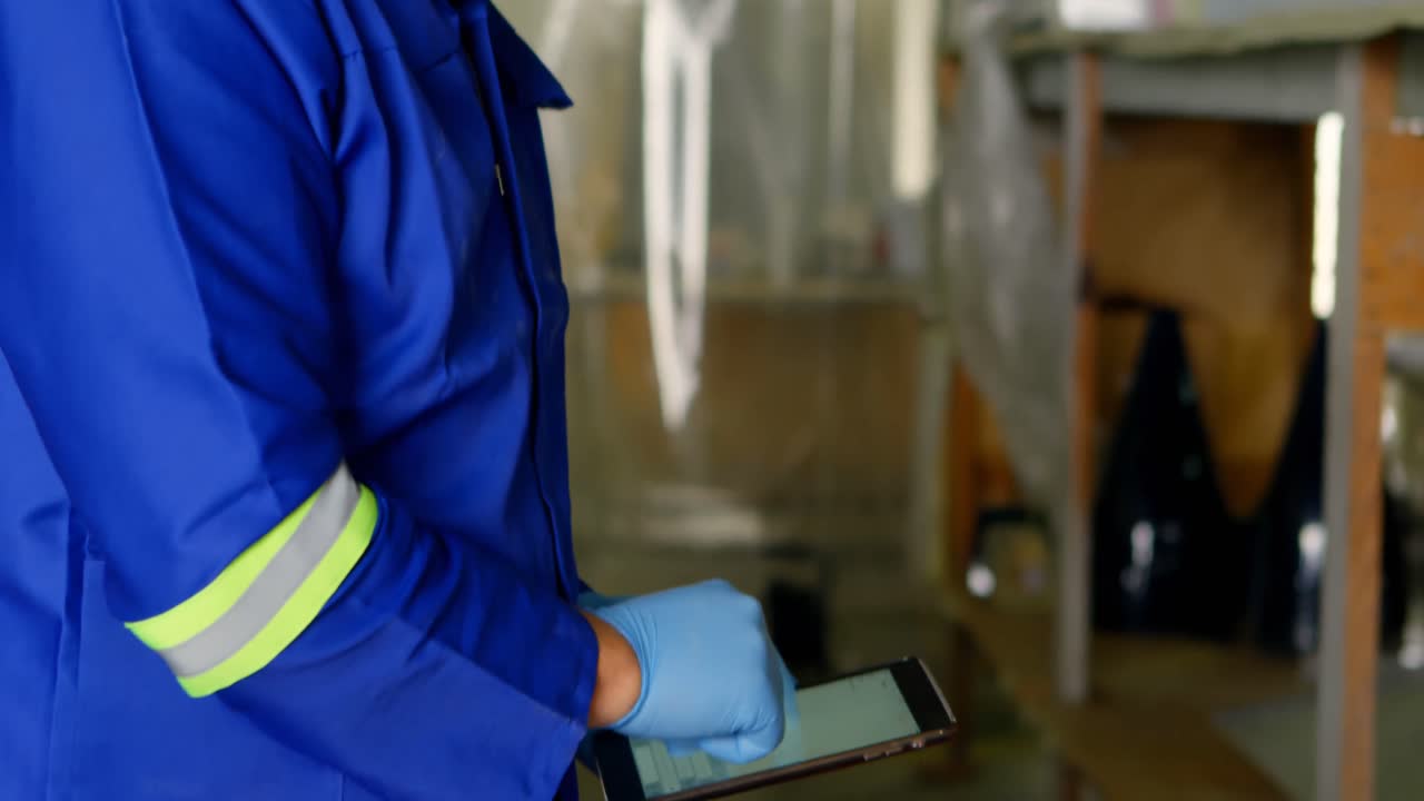 ingeniero usando una tableta digital en el hangar 4k