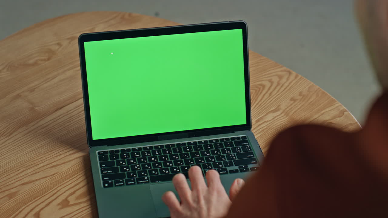 Primo piano delle mani di un manager che digitano su un laptop mockup sulla scrivania dell'ufficio. Persona d'affari che lavora.