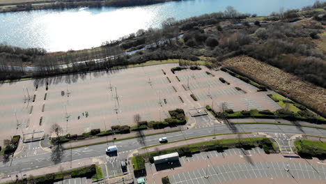 Antena---Un-Estacionamiento-En-Un-Parque-Cercano-A-La-Orilla-Del-Lago