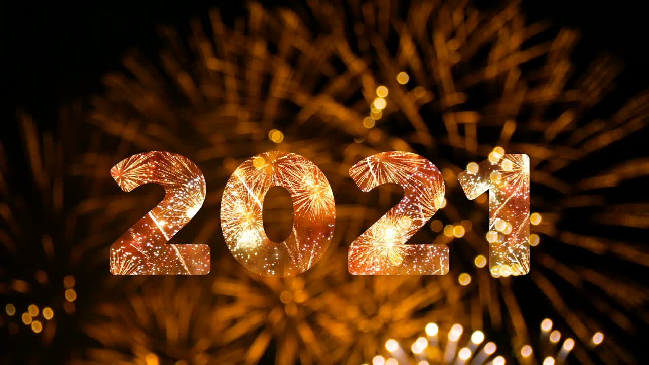 4k. bucle sin problemas de fuegos artificiales del año 2021 saludando durante la celebración de la cuenta atrás de la víspera del año nuevo, con el borrón del gran festival de fuegos artificiosos dorados reales en el cielo mostrado por la noche para el fondo