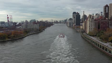 Drohnenverfolgung-Eines-Tankschiffs-Zwischen-Den-Roosevelt--Und-Manhattan-Inseln-In-New-York,-Auf-Dem-Weg-Zur-Queensboro-Brücke