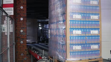 pallet con mercancías envasadas en una cinta transportadora en un almacén