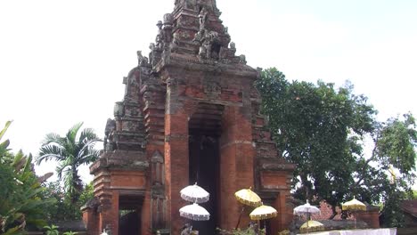 one of the gates to the klungkung palace and kertha gosa pavilion