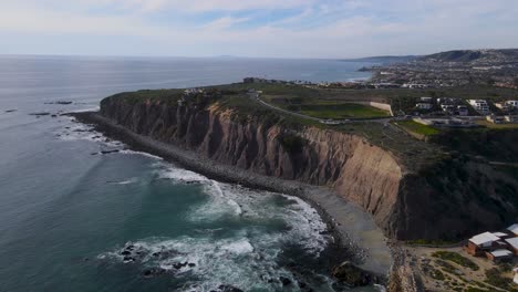 Vista-Aérea-Panorámica-De-Los-Impresionantes-Acantilados-Marinos-De-Dana-Point-Y-Las-Olas-Del-Océano