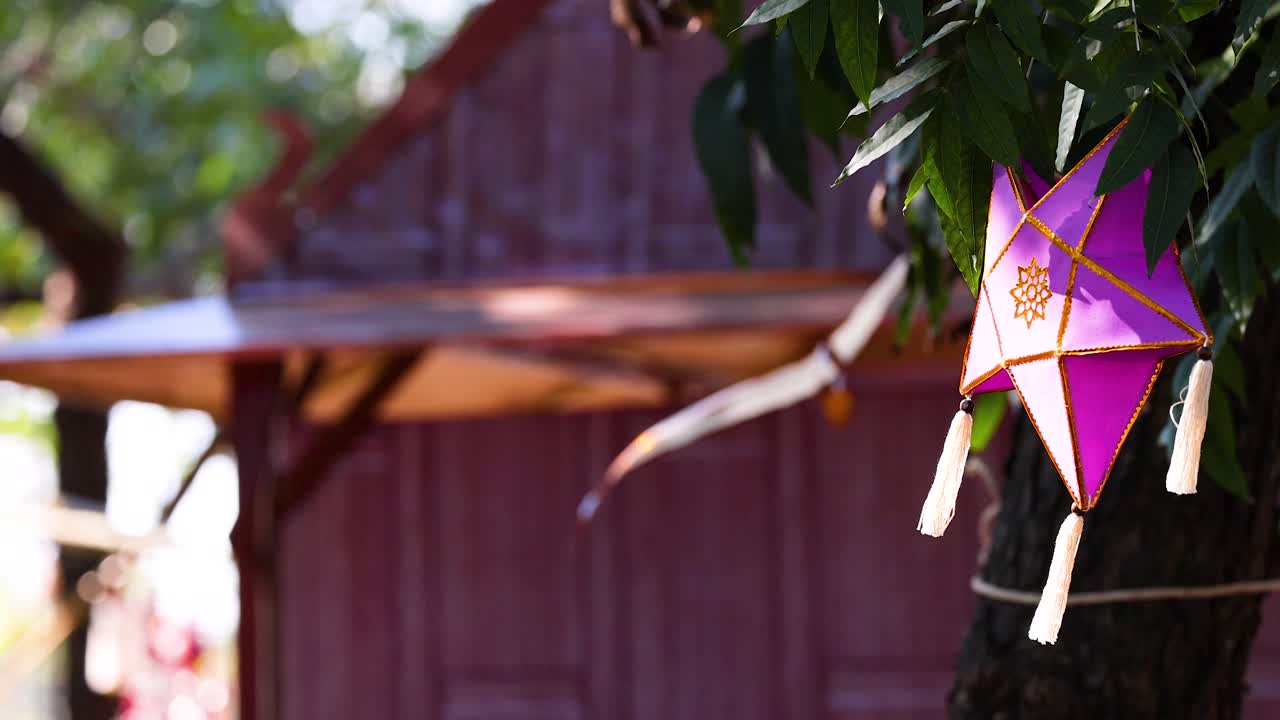 linternas coloridas moviéndose suavemente en la brisa