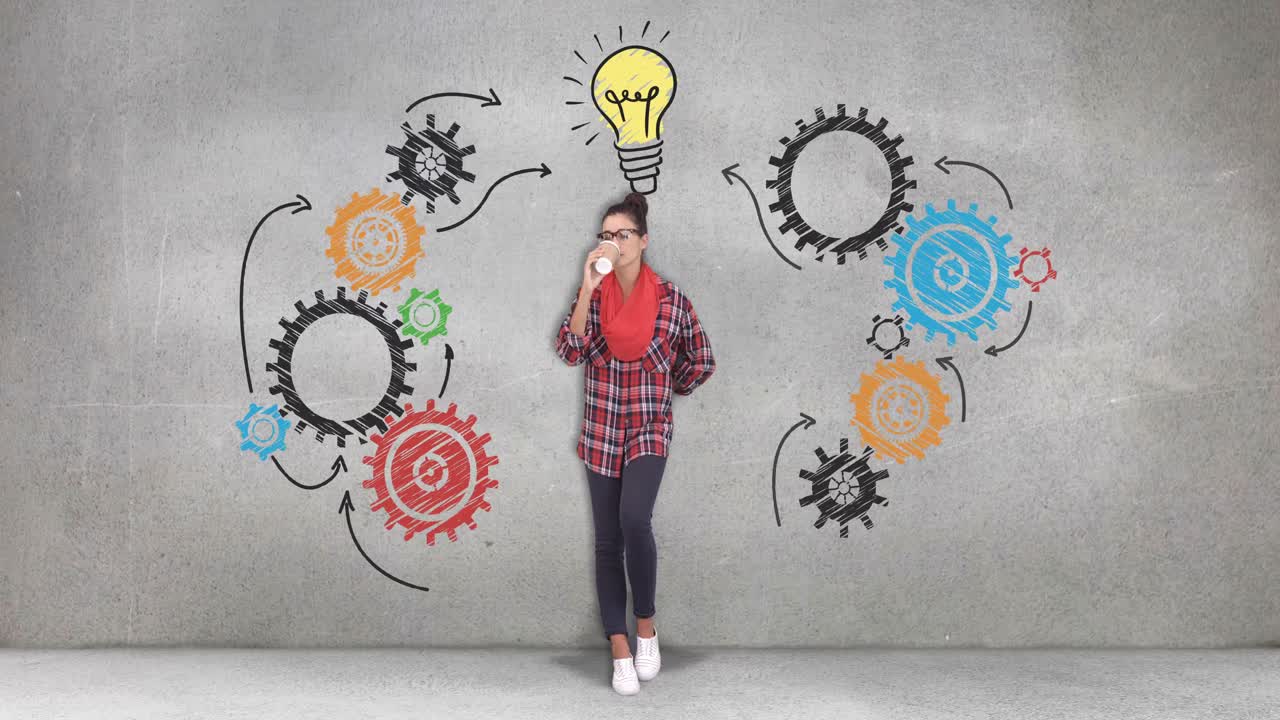 mujer sosteniendo una taza de café desechable en fondo gris