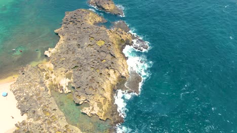 pequeña bahía arenosa y costa rocosa de puerto rico, vista aérea de avión no tripulado