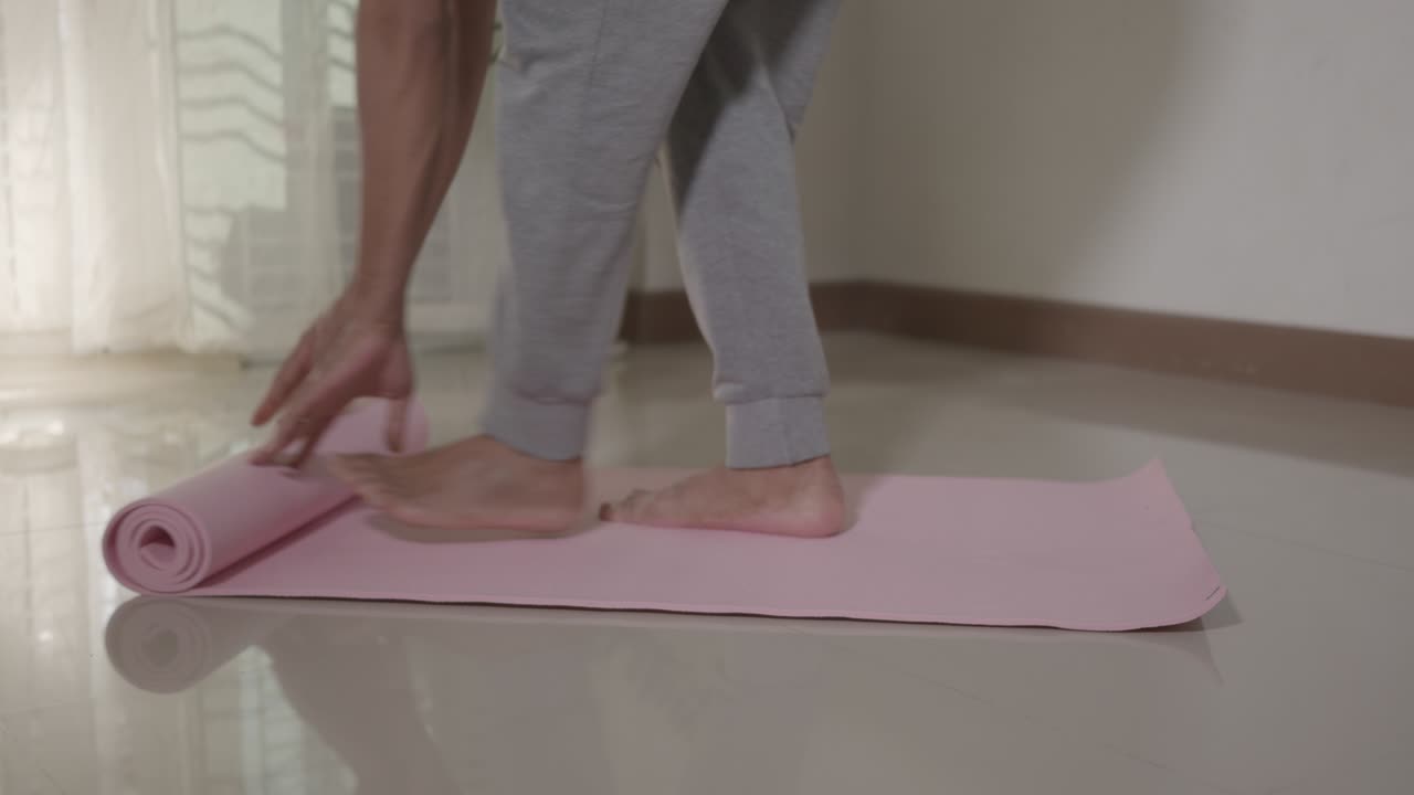 niño de preescolar con gadget jugando videojuegos digitales en teléfono móvil