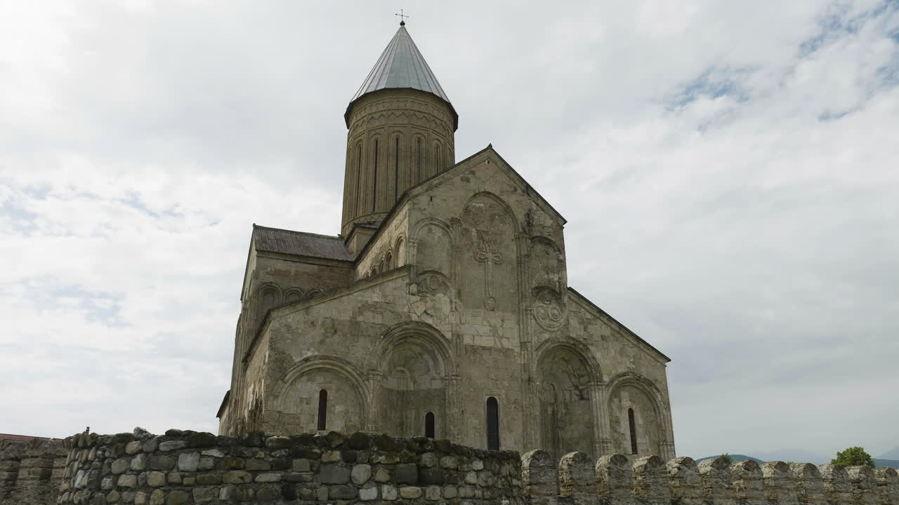 돌담 위의 alaverdi 정통 수도원 성당, 조지아