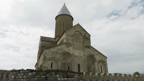 Catedral-Ortodoxa-Del-Monasterio-De-Alaverdi-Sobre-El-Muro-De-Piedra,-Georgia